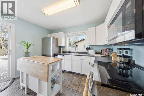 711 Kerr Road, Saskatoon, SK - Indoor Photo Showing Kitchen
