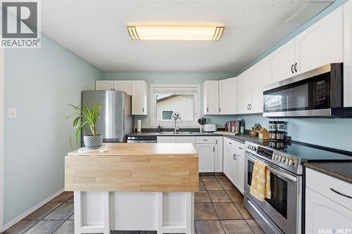 711 Kerr Road, Saskatoon, SK - Indoor Photo Showing Kitchen With Double Sink