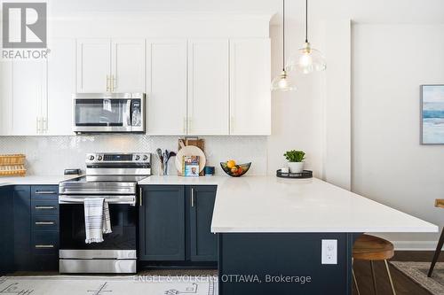207 Argonaut Circle, Ottawa, ON - Indoor Photo Showing Kitchen With Upgraded Kitchen