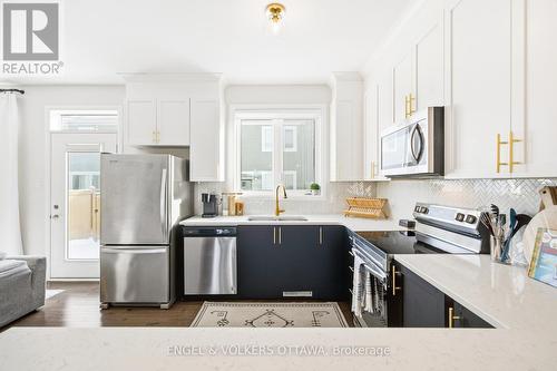 207 Argonaut Circle, Ottawa, ON - Indoor Photo Showing Kitchen With Double Sink With Upgraded Kitchen