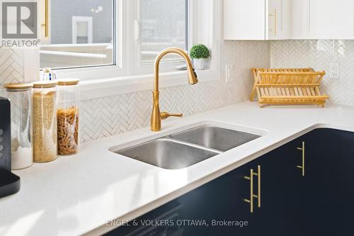 207 Argonaut Circle, Ottawa, ON - Indoor Photo Showing Kitchen With Double Sink