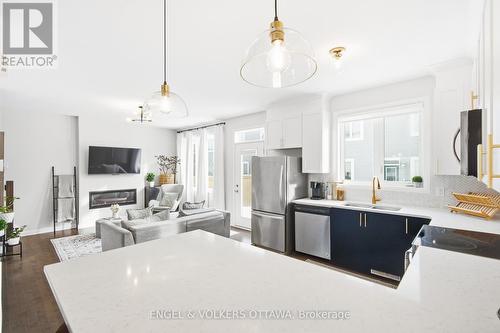 207 Argonaut Circle, Ottawa, ON - Indoor Photo Showing Kitchen With Upgraded Kitchen