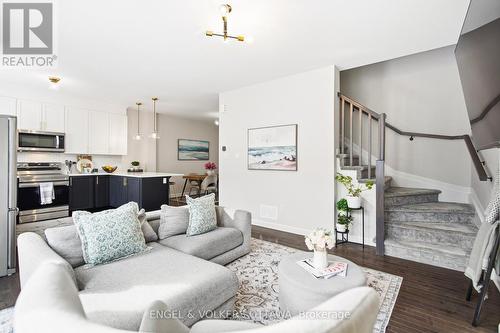 207 Argonaut Circle, Ottawa, ON - Indoor Photo Showing Living Room