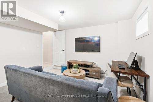 207 Argonaut Circle, Ottawa, ON - Indoor Photo Showing Living Room