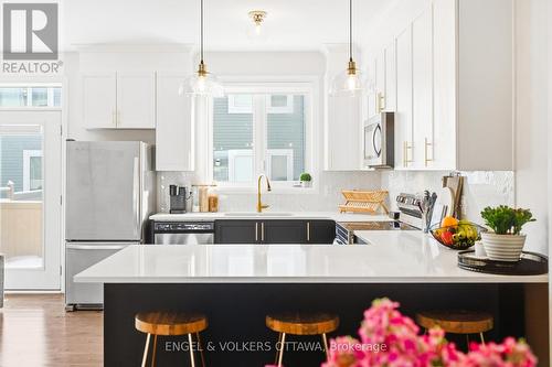 207 Argonaut Circle, Ottawa, ON - Indoor Photo Showing Kitchen With Upgraded Kitchen