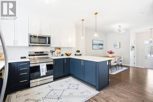 207 Argonaut Circle, Ottawa, ON - Indoor Photo Showing Kitchen With Upgraded Kitchen
