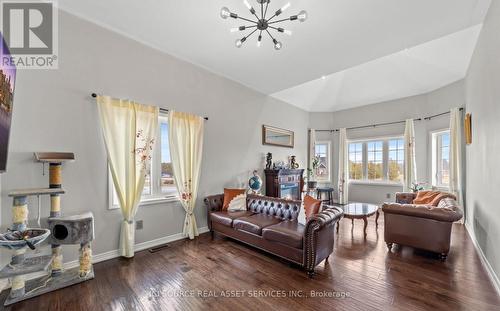 50 Songbird Crescent, Kawartha Lakes, ON - Indoor Photo Showing Living Room