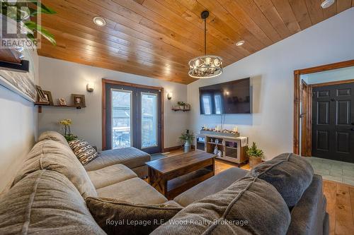 1442 Norfolk Cty Rd 28, Norfolk, ON - Indoor Photo Showing Living Room