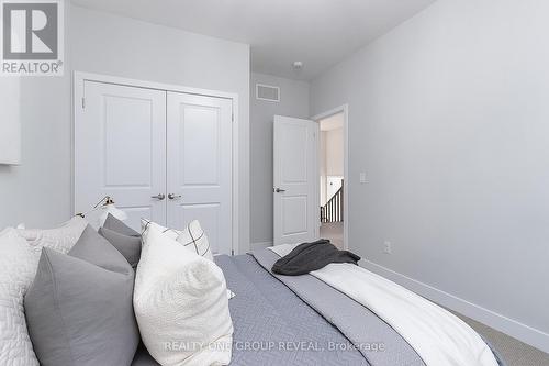 1044 Suddard Avenue, Oshawa, ON - Indoor Photo Showing Bedroom