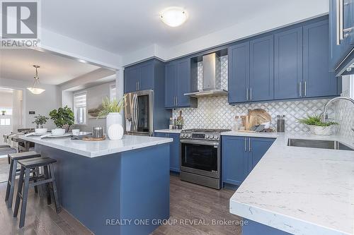 1044 Suddard Avenue, Oshawa, ON - Indoor Photo Showing Kitchen With Upgraded Kitchen