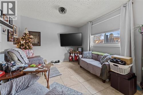 1366 Moy Avenue, Windsor, ON - Indoor Photo Showing Living Room