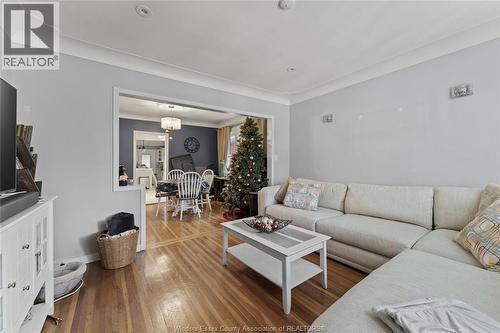 1366 Moy Avenue, Windsor, ON - Indoor Photo Showing Living Room