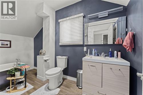 1366 Moy Avenue, Windsor, ON - Indoor Photo Showing Bathroom