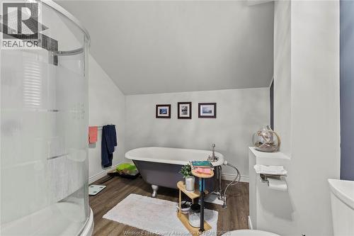 1366 Moy Avenue, Windsor, ON - Indoor Photo Showing Bathroom
