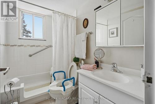 601 - 6390 Huggins Street, Niagara Falls (Stamford), ON - Indoor Photo Showing Bathroom
