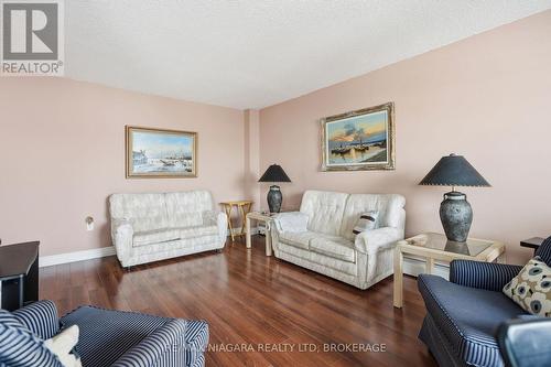 601 - 6390 Huggins Street, Niagara Falls (Stamford), ON - Indoor Photo Showing Living Room
