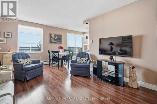 601 - 6390 Huggins Street, Niagara Falls (Stamford), ON - Indoor Photo Showing Living Room