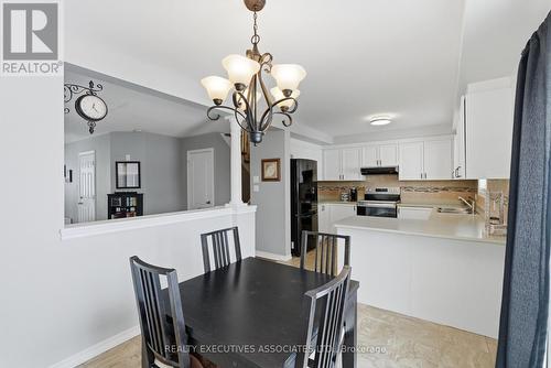 71 Truax Street, Kawartha Lakes (Lindsay), ON - Indoor Photo Showing Dining Room