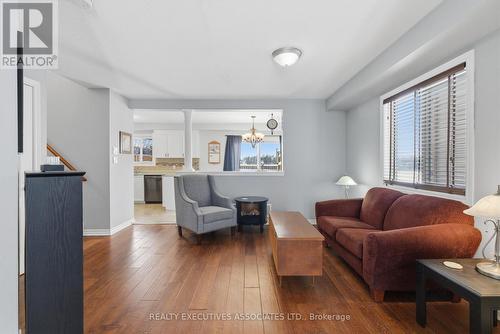 71 Truax Street, Kawartha Lakes (Lindsay), ON - Indoor Photo Showing Living Room
