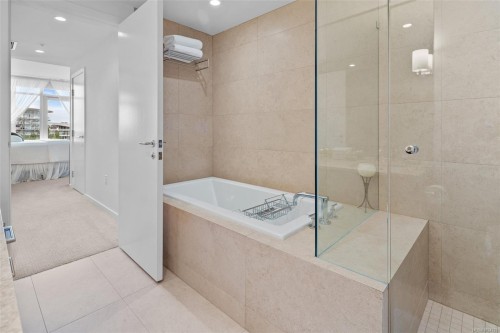 208-100 Saghalie Rd, Victoria, BC - Indoor Photo Showing Bathroom