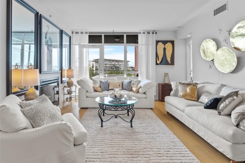 208-100 Saghalie Rd, Victoria, BC - Indoor Photo Showing Living Room
