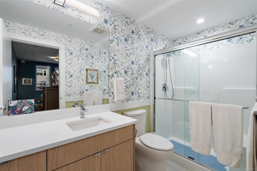 203-2461 Sidney Ave, Sidney, BC - Indoor Photo Showing Bathroom