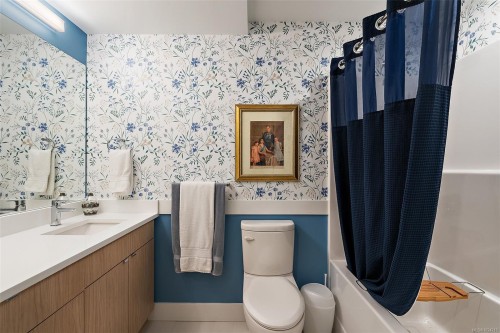 203-2461 Sidney Ave, Sidney, BC - Indoor Photo Showing Bathroom