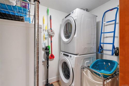203-2461 Sidney Ave, Sidney, BC - Indoor Photo Showing Laundry Room