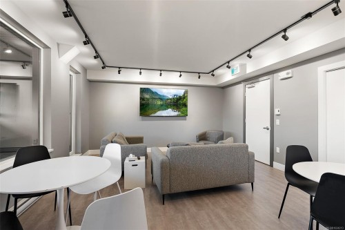 203-2461 Sidney Ave, Sidney, BC - Indoor