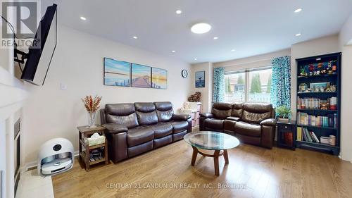 10 Majestic Drive, Markham, ON - Indoor Photo Showing Living Room