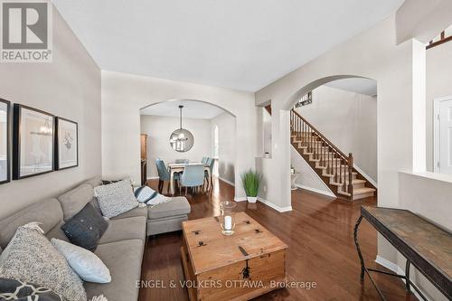 406 Keith Crescent, Ottawa, ON - Indoor Photo Showing Living Room