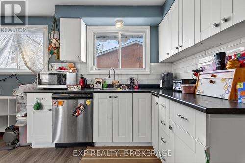 340 Palace Road, Kingston (Central City East), ON - Indoor Photo Showing Kitchen