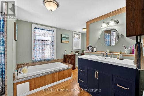 24 Margaret Street, Thorold (Port Robinson), ON - Indoor Photo Showing Bathroom