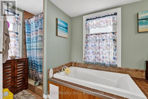 24 Margaret Street, Thorold (Port Robinson), ON - Indoor Photo Showing Bathroom