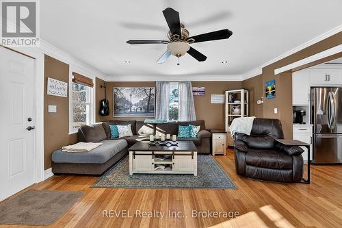 24 Margaret Street, Thorold (Port Robinson), ON - Indoor Photo Showing Living Room