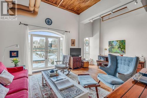 208 - 993 Queen Street W, Toronto, ON - Indoor Photo Showing Living Room