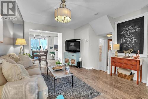 389 Ferndale Drive S, Barrie, ON - Indoor Photo Showing Living Room