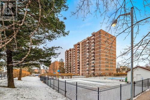 Outdoor swimming pool - 524 - 1625 Bloor Street, Mississauga, ON - Outdoor