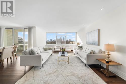 807 - 500 Avenue Road, Toronto, ON - Indoor Photo Showing Living Room