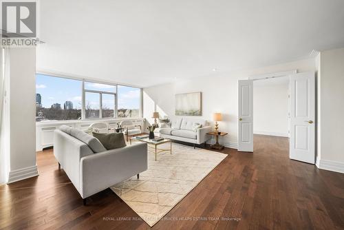 807 - 500 Avenue Road, Toronto, ON - Indoor Photo Showing Living Room