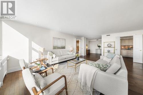 807 - 500 Avenue Road, Toronto, ON - Indoor Photo Showing Living Room