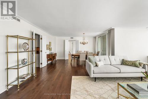 807 - 500 Avenue Road, Toronto, ON - Indoor Photo Showing Living Room