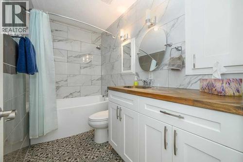 5238 52 Street, Lacombe, AB - Indoor Photo Showing Bathroom