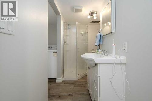 5238 52 Street, Lacombe, AB - Indoor Photo Showing Bathroom