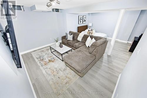 64 - 280 Paradelle Drive, Richmond Hill, ON - Indoor Photo Showing Living Room