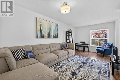 70 Burgess Crescent, Newmarket, ON - Indoor Photo Showing Living Room
