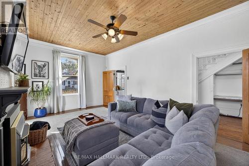84 Wellington Street E, Barrie, ON - Indoor Photo Showing Living Room