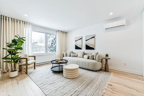 Living room - 2010 Rue La Corne, Saint-Bruno-De-Montarville, QC - Indoor Photo Showing Living Room