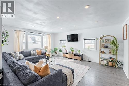 79 Wood Street, Brantford, ON - Indoor Photo Showing Living Room