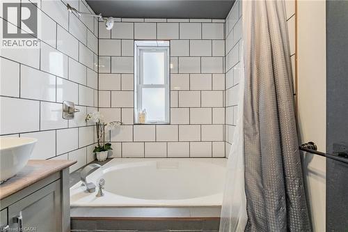 79 Wood Street, Brantford, ON - Indoor Photo Showing Bathroom